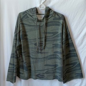 Boutique long sleeve comfy camo top S-M